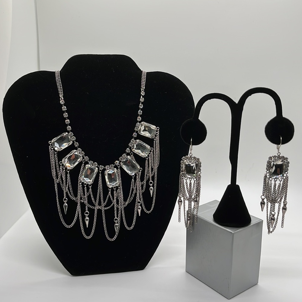 Women's necklace and earring set